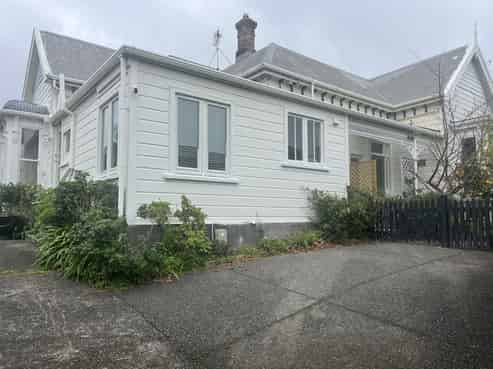 406 Devon Street East, Strandon