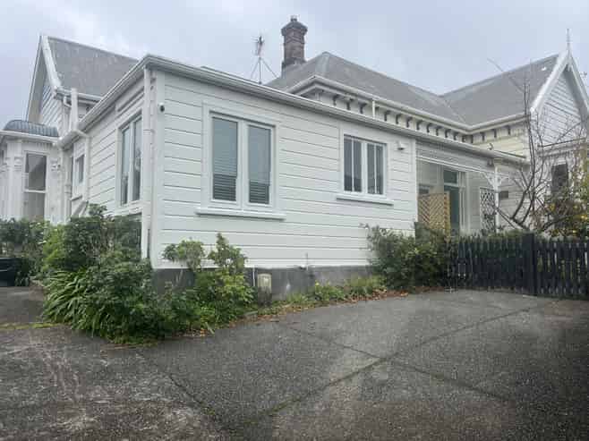 406 Devon Street East, Strandon