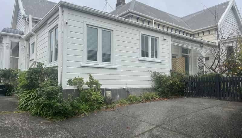 406 Devon Street East, Strandon