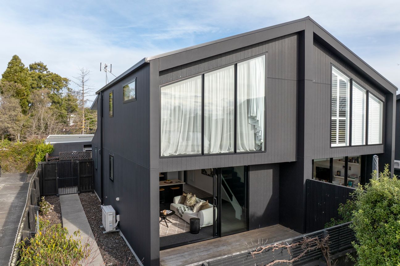 Sunny, Stylish & Seriously For Sale - Vista 2
