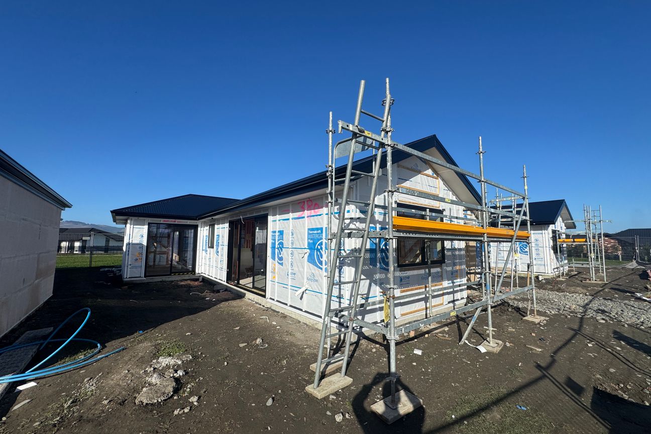 Brand New 3 Bed Act FAST – pohled 2