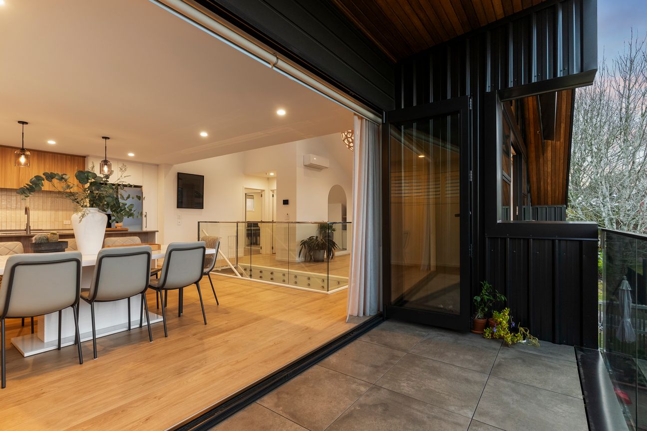 Boutique Architectural Residence with Water Views – pohled 6