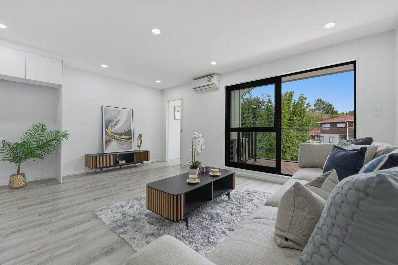 CCC ISSUED, Titles On The Way! Modern Living! – pohled 4