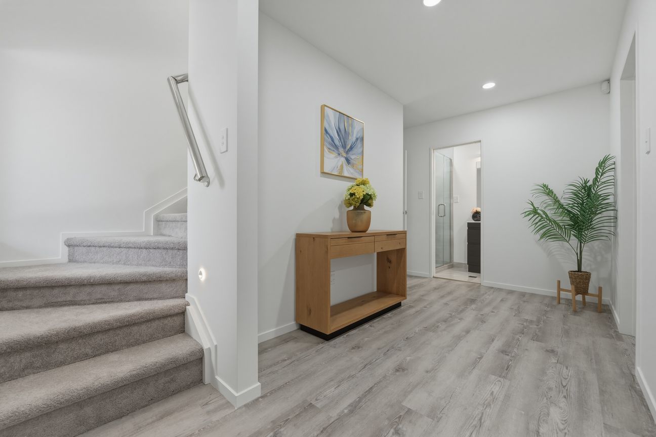 CCC ISSUED, Titles On The Way! Modern Living! – pohled 2