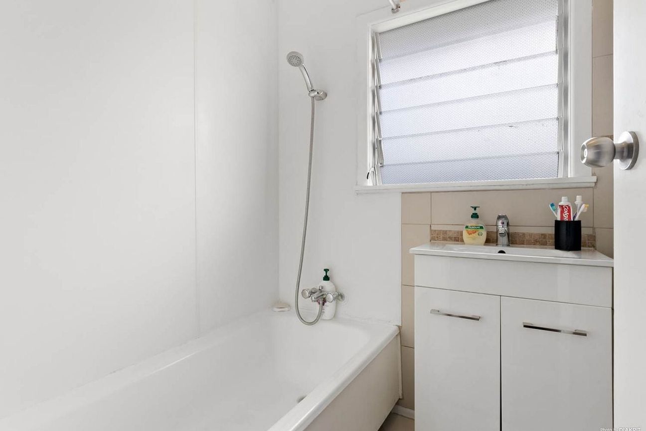 Sunny Brick & Tile Unit in Mt Wellington - Fler