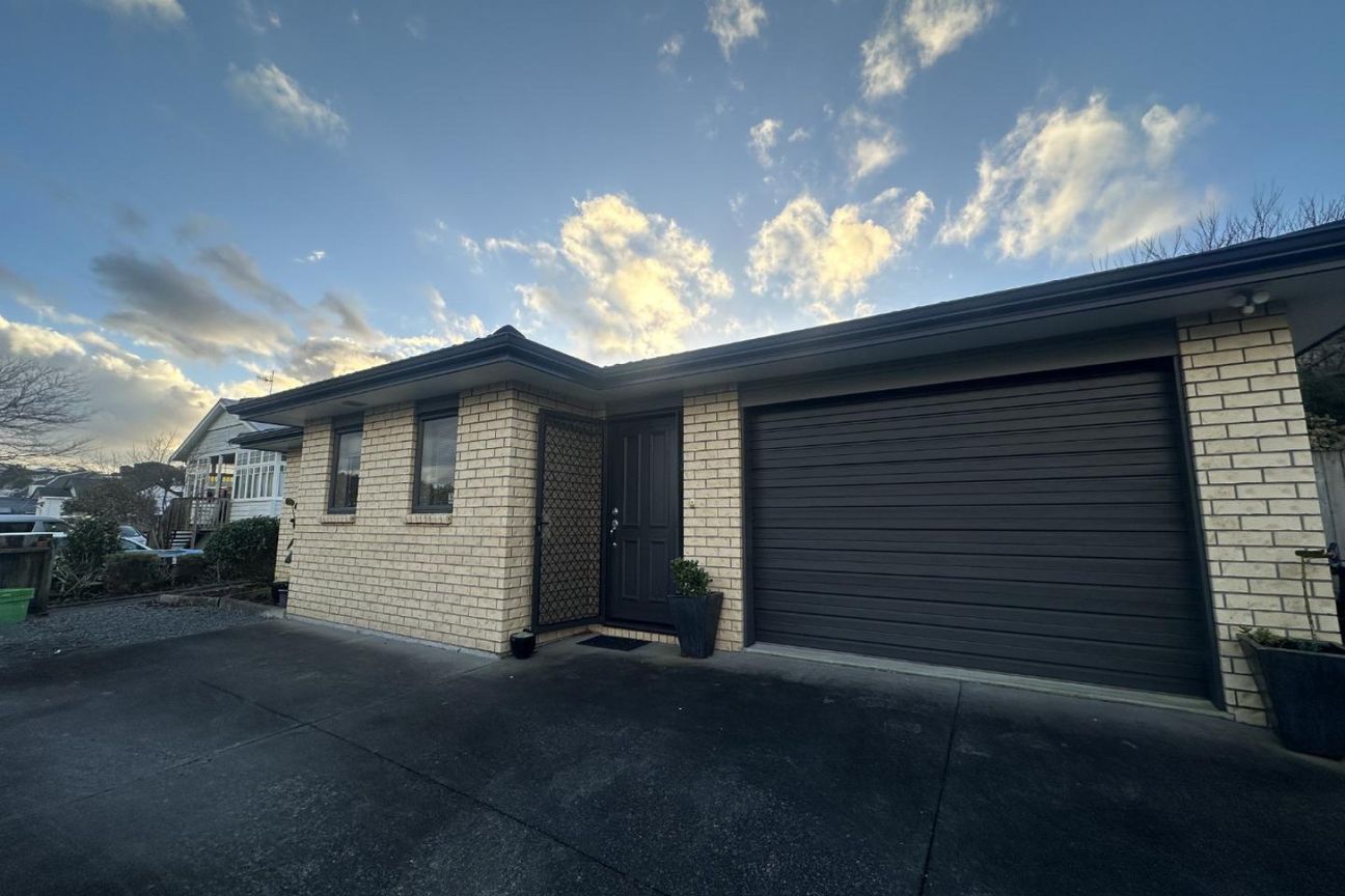 Brick and tile standalone home - Bild 2