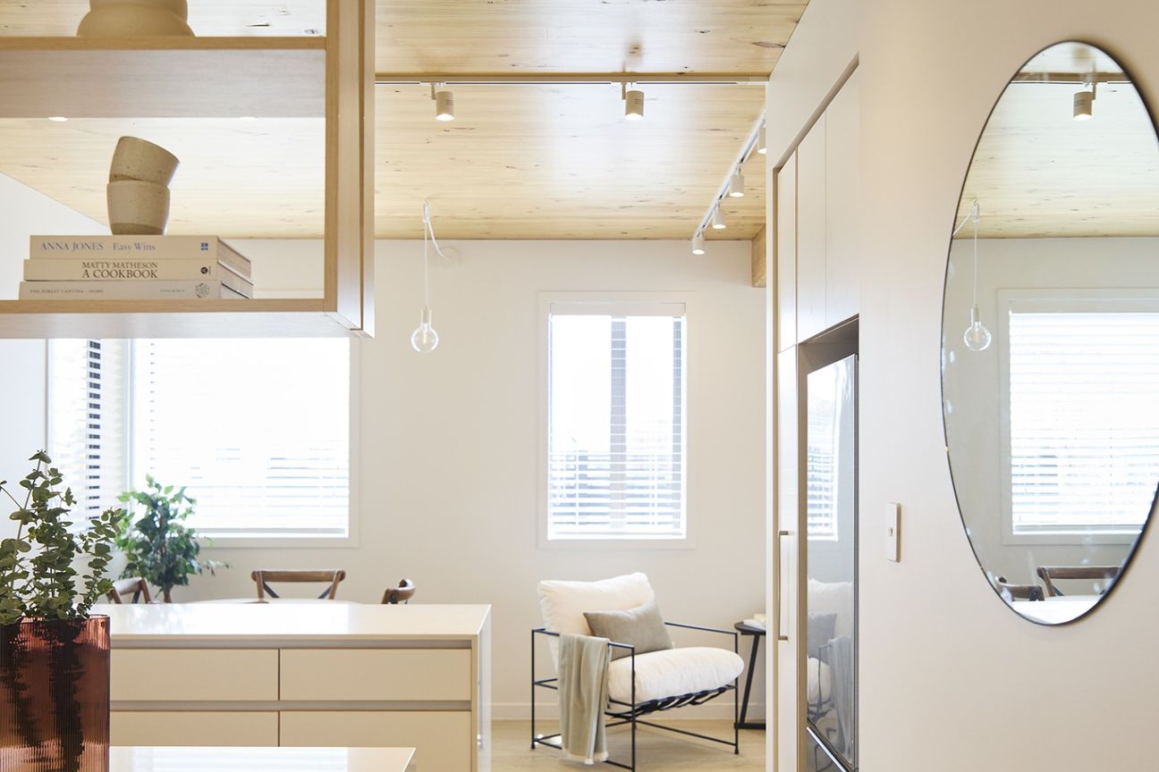 Top-Floor Living, All-Day Sun! - Vista 5