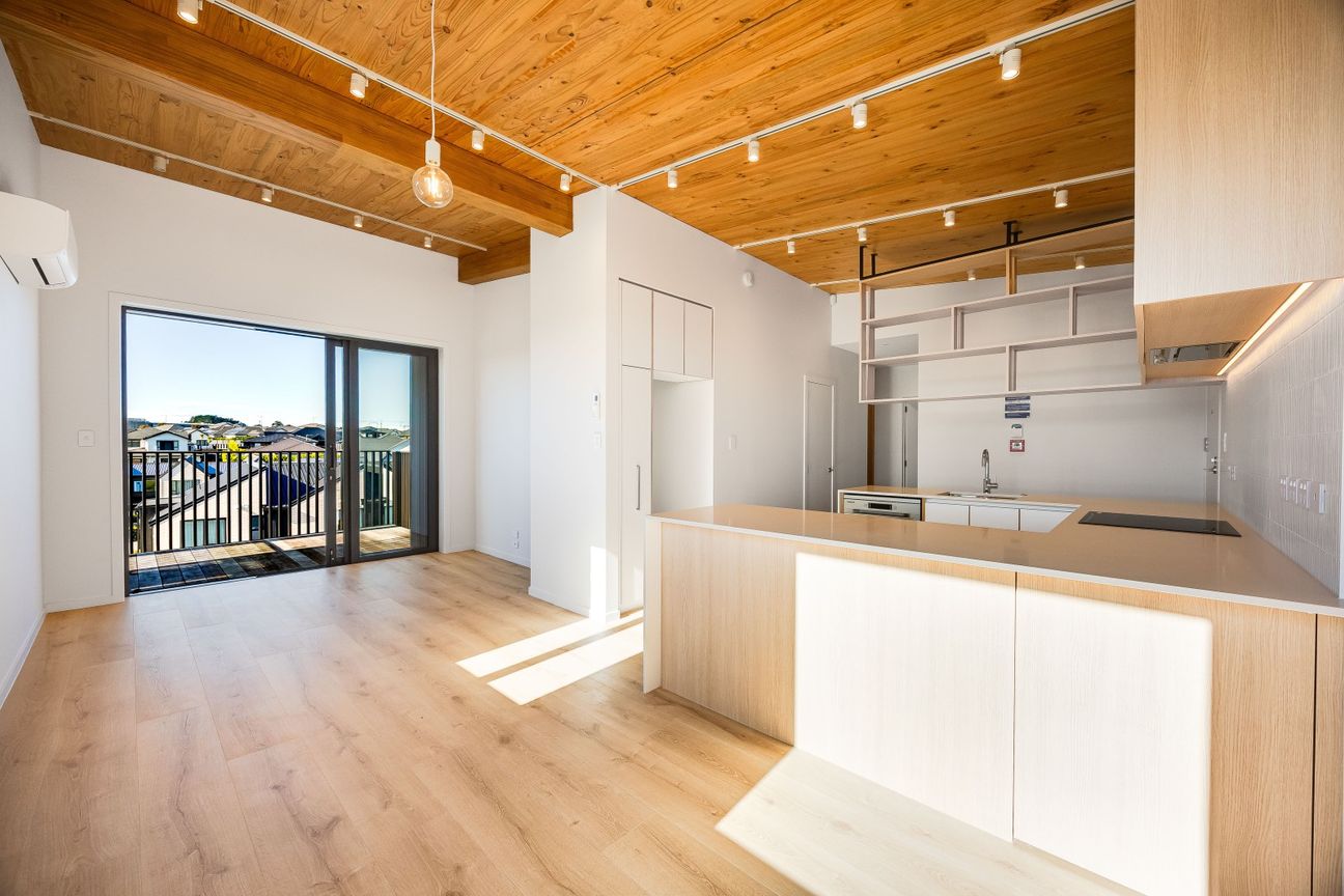 Top-Floor Living, All-Day Sun! - Vista 2
