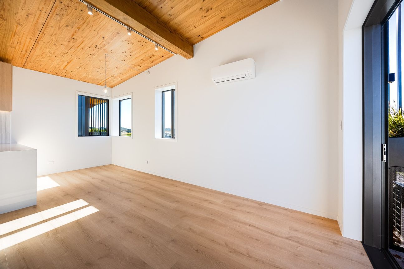 Top-Floor Living, All-Day Sun! - Altro