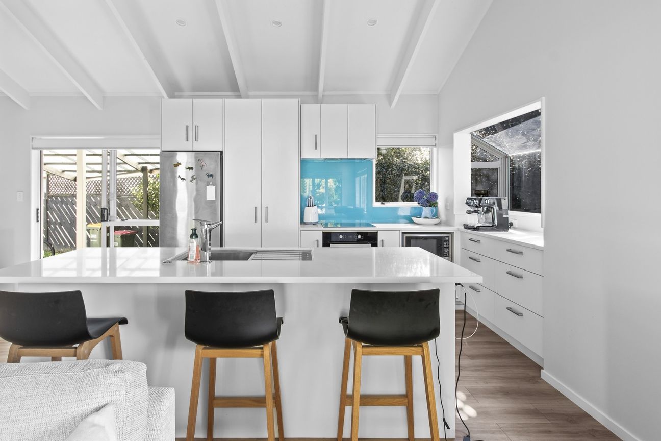 Immaculately presented three bedroom home on corner section - Mehr