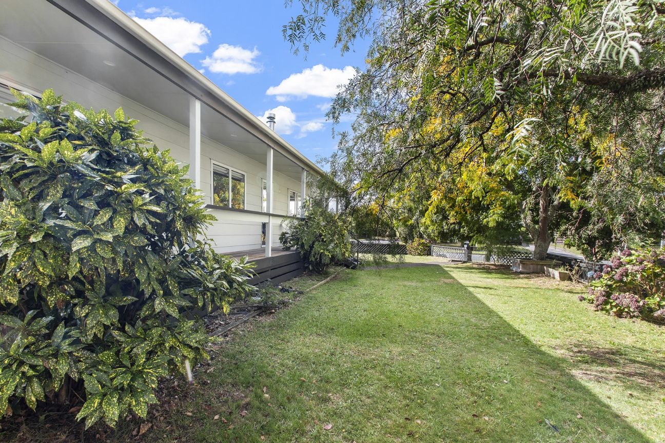 Immaculately presented three bedroom home on corner section - Ansicht 3