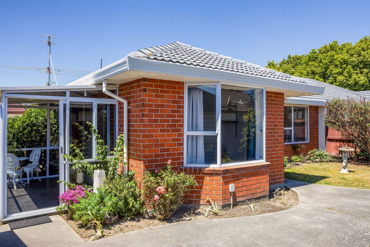 Three Bedroom Family Home in a Fantastic Location - Vista 2