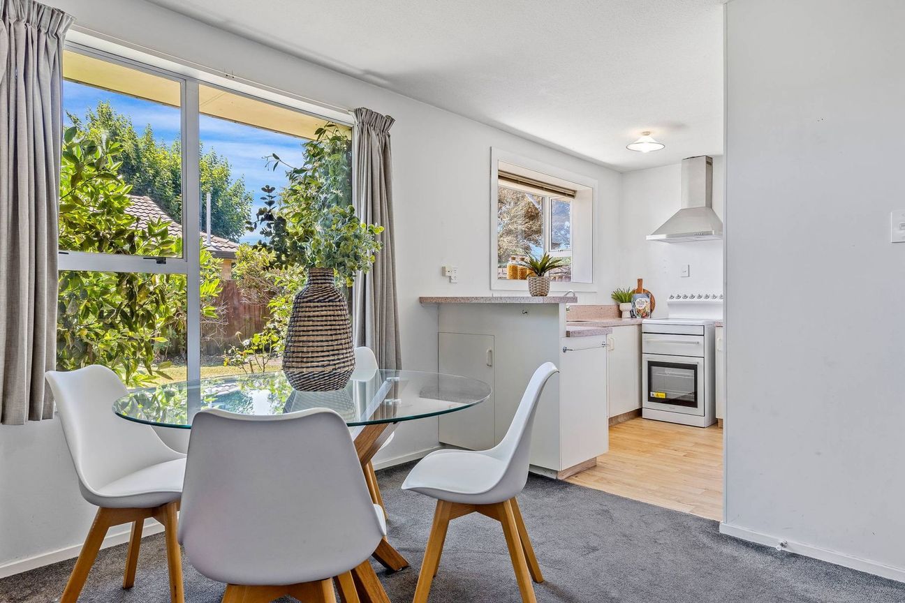 Three Bedroom Family Home in a Fantastic Location - Vista 6