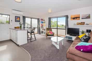 2/681 Beach Road, Rothesay Bay