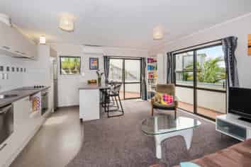 2/681 Beach Road, Rothesay Bay