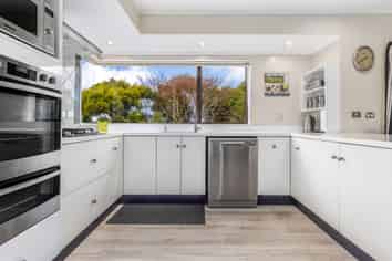 22 Pinewood Grove, PARAPARAUMU BEACH