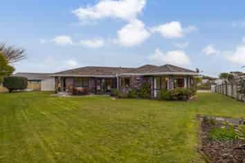 22 Pinewood Grove, PARAPARAUMU BEACH