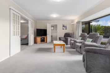 22 Pinewood Grove, PARAPARAUMU BEACH