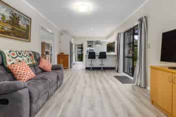22 Pinewood Grove, PARAPARAUMU BEACH