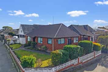 1/102 Lake Terrace Road, Burwood
