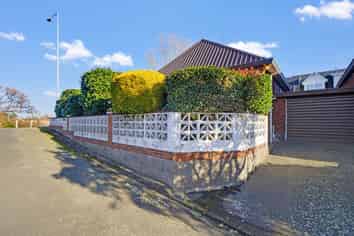 1/102 Lake Terrace Road, Burwood