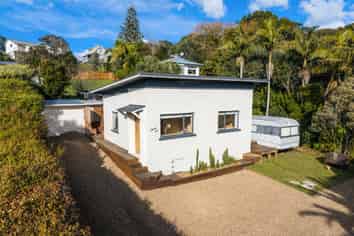 36 Ocean Road, Surfdale