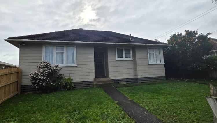 16 Clarkson Crescent, Otara