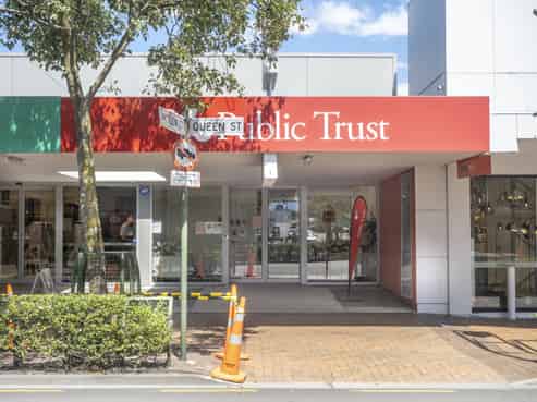 Prime Queen St premises - retail or office