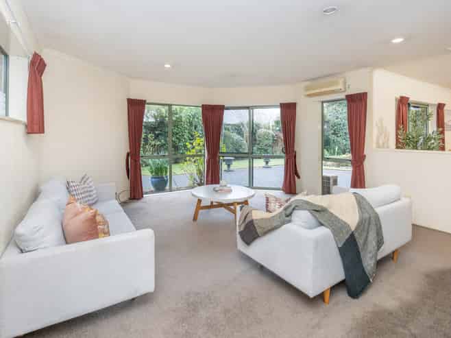 12 Fairburn Place, Leamington