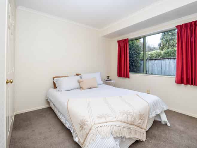 12 Fairburn Place, Leamington
