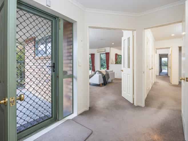 12 Fairburn Place, Leamington
