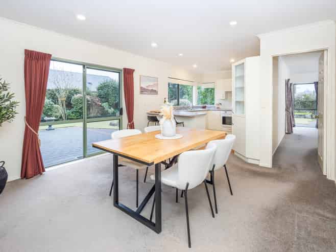 12 Fairburn Place, Leamington
