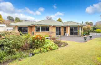 12 Fairburn Place, Leamington