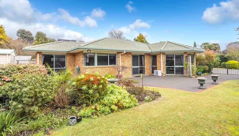 12 Fairburn Place, Leamington