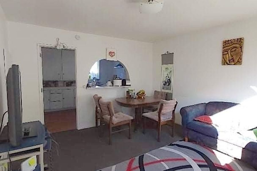 A home with fully fenced yard close to city centre - Widok 3