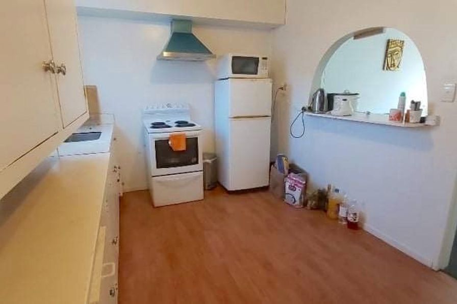A home with fully fenced yard close to city centre - Widok 4