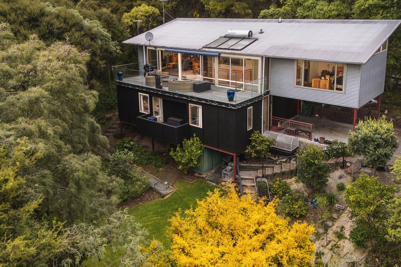 Superb, sheltered location, bush & harbour view. - Vista 3