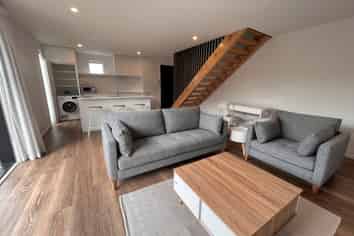 1/23 Hills Road, Edgeware