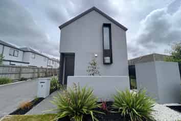 1/23 Hills Road, Edgeware
