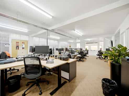 SOLID VACANT WAREHOUSE & OFFICE - MOVE ON IN