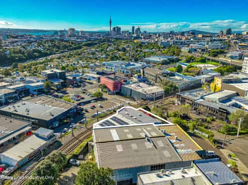 SOLID VACANT WAREHOUSE & OFFICE - MOVE ON IN