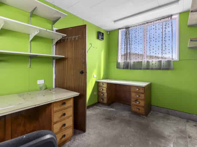 Centrally located shed & yard