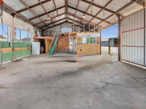 Centrally located shed & yard