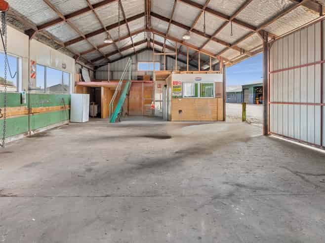 Centrally located shed & yard