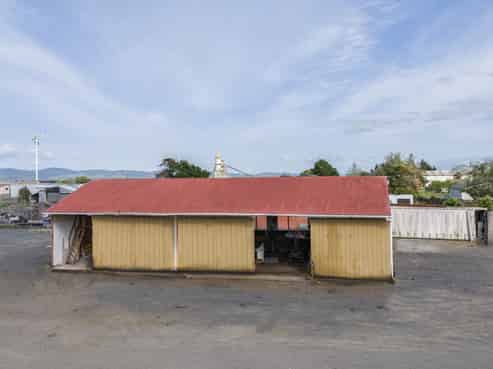 Centrally located shed & yard