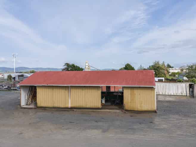 Centrally located shed & yard