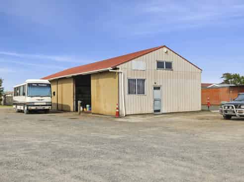 Centrally located shed & yard