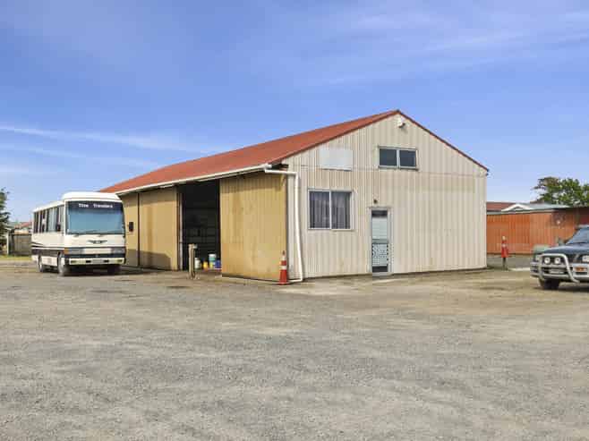 Centrally located shed & yard