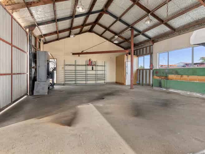 Centrally located shed & yard