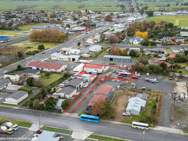 Centrally located shed & yard